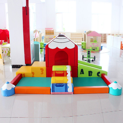 TWHIH幼儿园蜡笔球池爬滑体能组