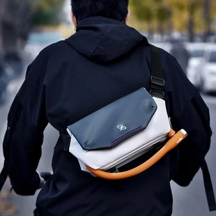 探索星空星云斜挎包男款 磁吸扣邮差单肩包通勤背胸包运动机能潮包