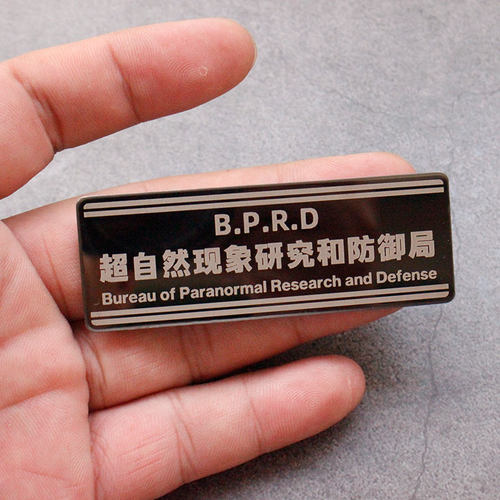 粘贴金属心碎女孩魔术贴