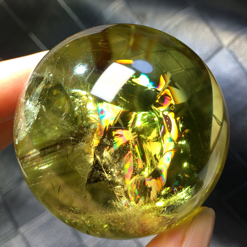 天然黄水晶球彩虹球黄色球蓝针圆球单珠家居客厅办公装饰把玩摆件