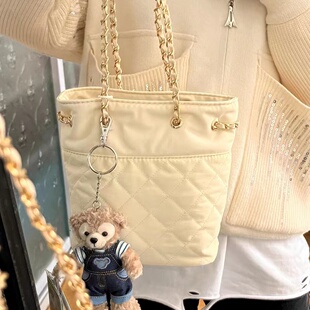 夏日新款奶油色菱格链条包龙心同款束口水桶包女2025小香风单肩包