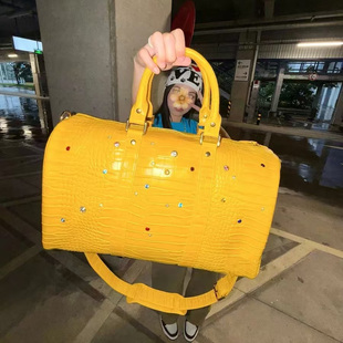 黄色大容量手提旅行包小众高级感仿鳄鱼皮纹路彩钻宝石斜挎托特包