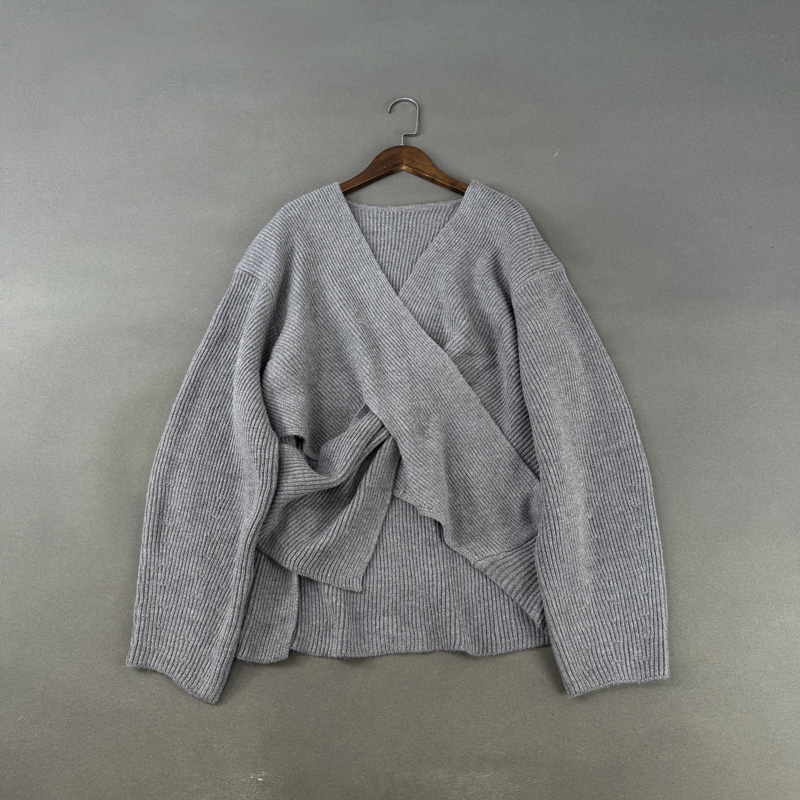 慵懒风宽松交叉V领针织衫毛衣女