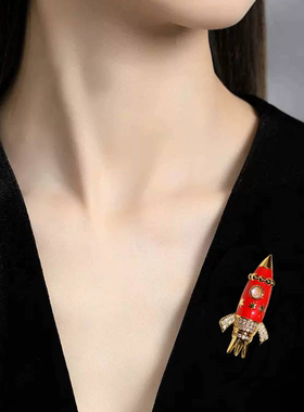 铜锆石镀真金红色火箭胸针 精致立体服装胸花别针配饰