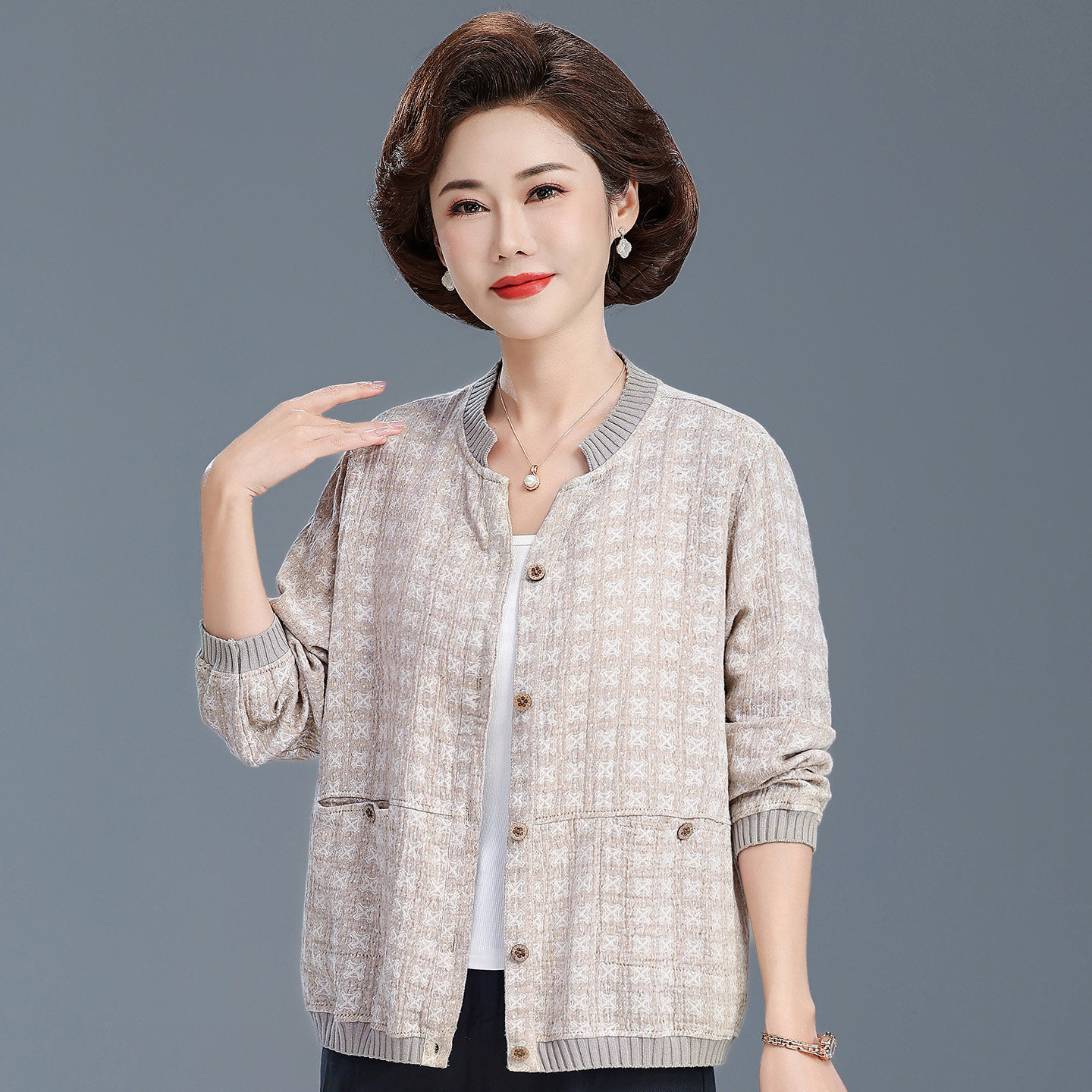 妈妈春秋薄外套中老年纯棉长袖衬衫宽松大码休闲洋气短款上衣女装