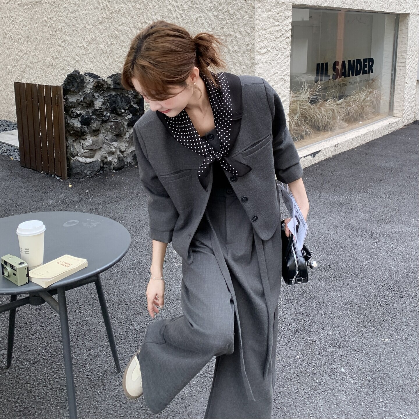 秋季优质常规精品长裤疯狂促销短款甩卖新款外套阔腿裤套装带丝巾