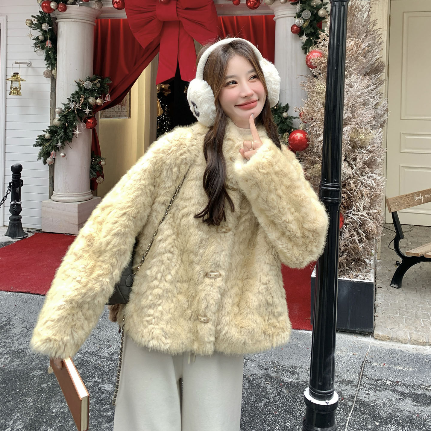 新款上市宽松型好看羊羔毛中长款牛角扣皮毛一体冬装外套女