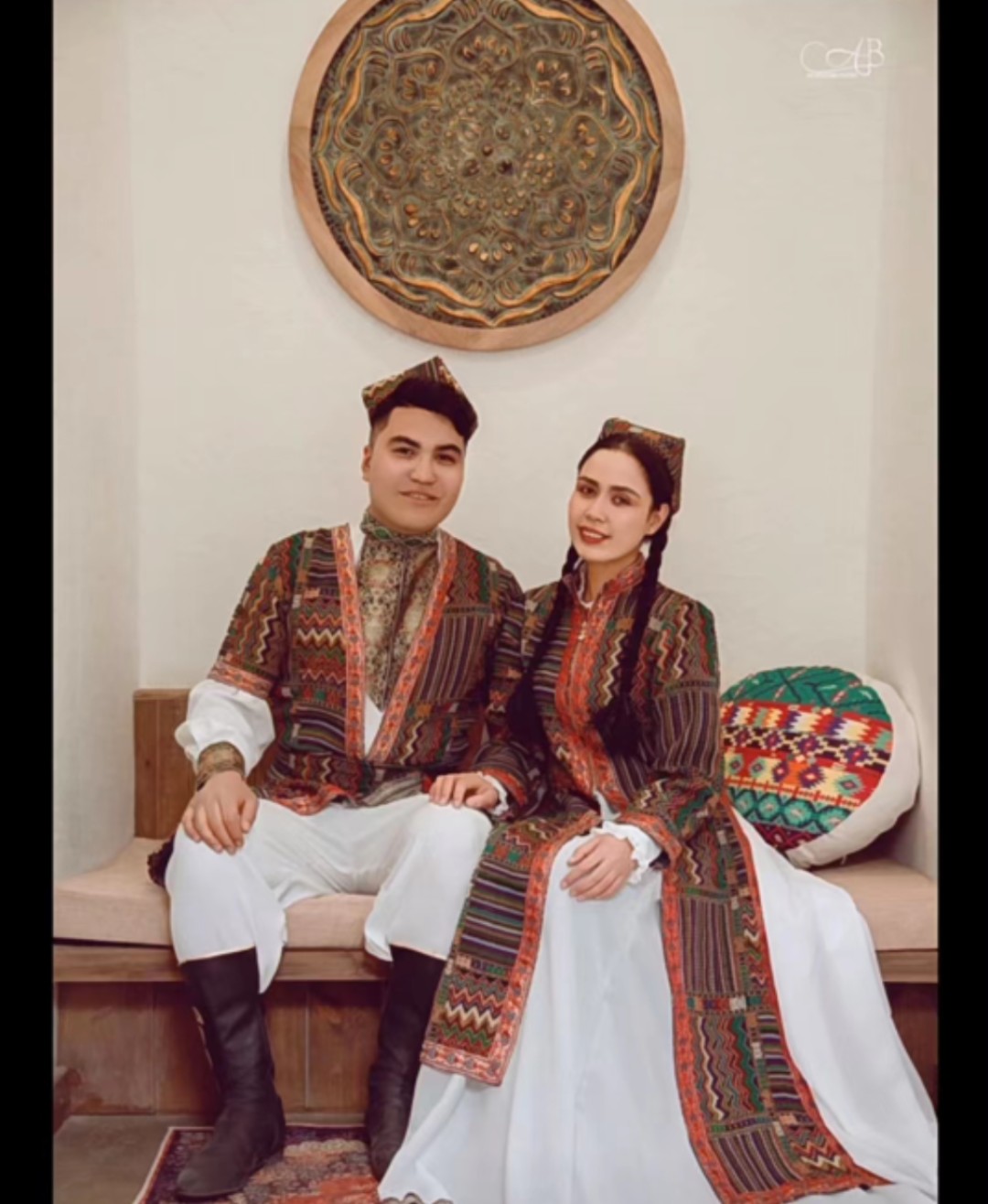 新疆维吾尔族男女套装 出租100