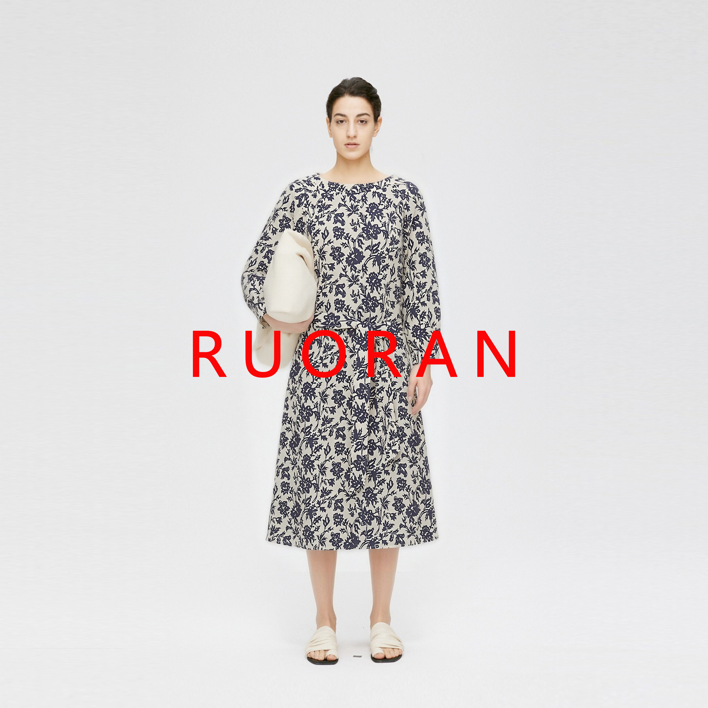【烟青花事】RUORAN Lor*P深蓝色花卉印花桑蚕丝宽松高级感连衣裙