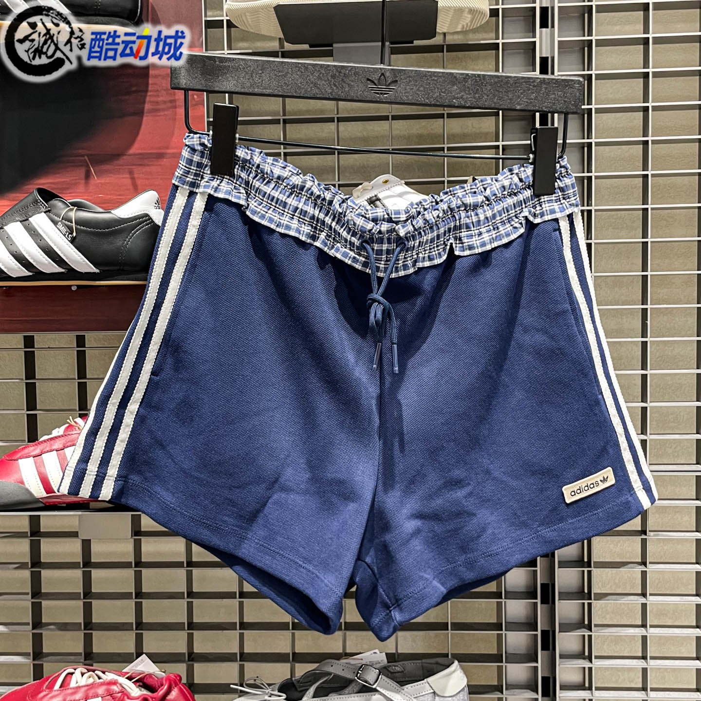 阿迪达斯三叶草女子2026夏季时尚复古休闲格纹拼接运动短裤KU9394