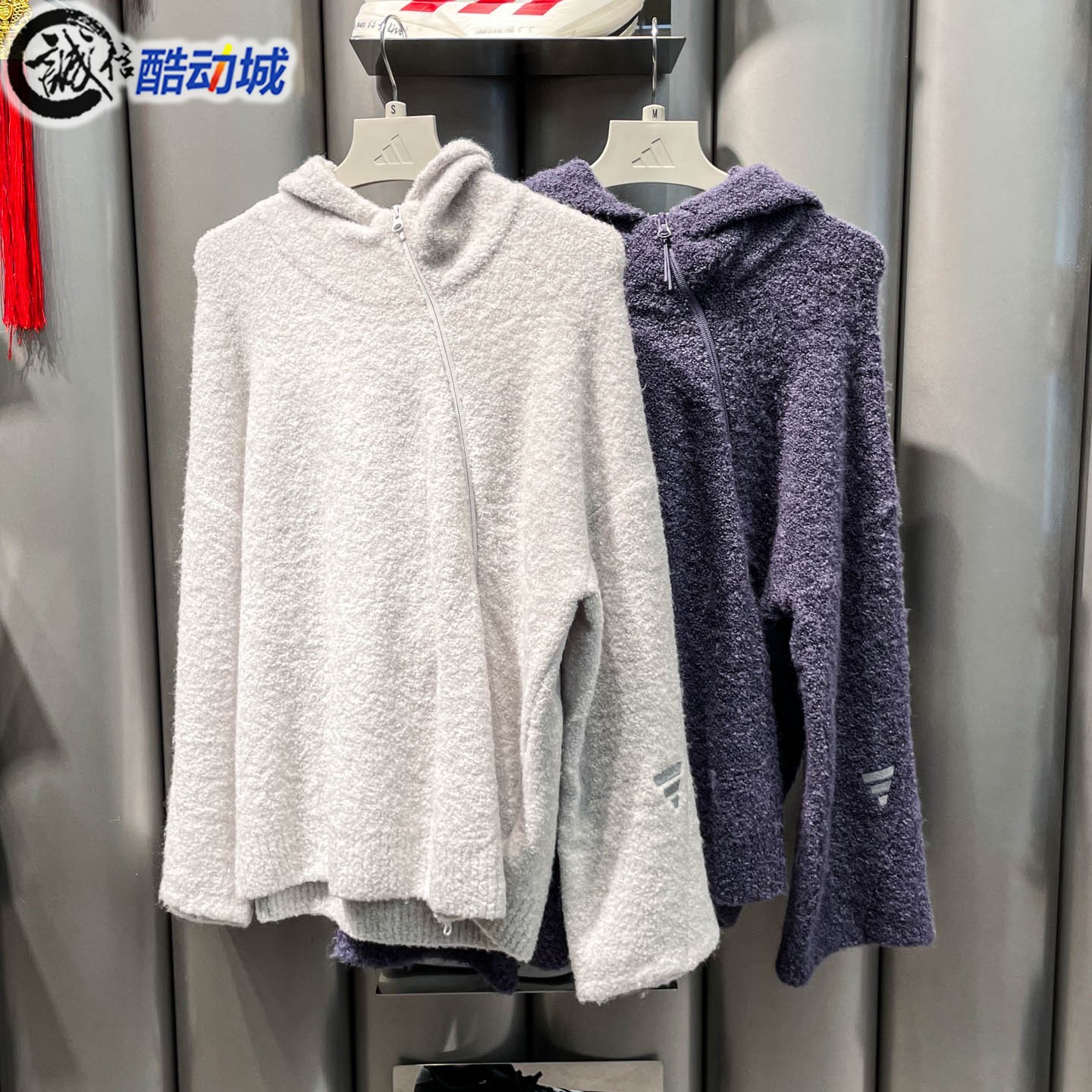 阿迪达斯女2026春季斜开拉链绒面运动休闲连帽针织衫 KC5782 5783