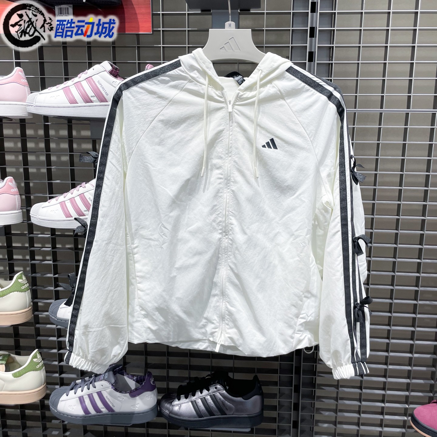 阿迪达斯女子2026夏新款三条纹舞动系列拒水蝴蝶早春薄外套KR7602