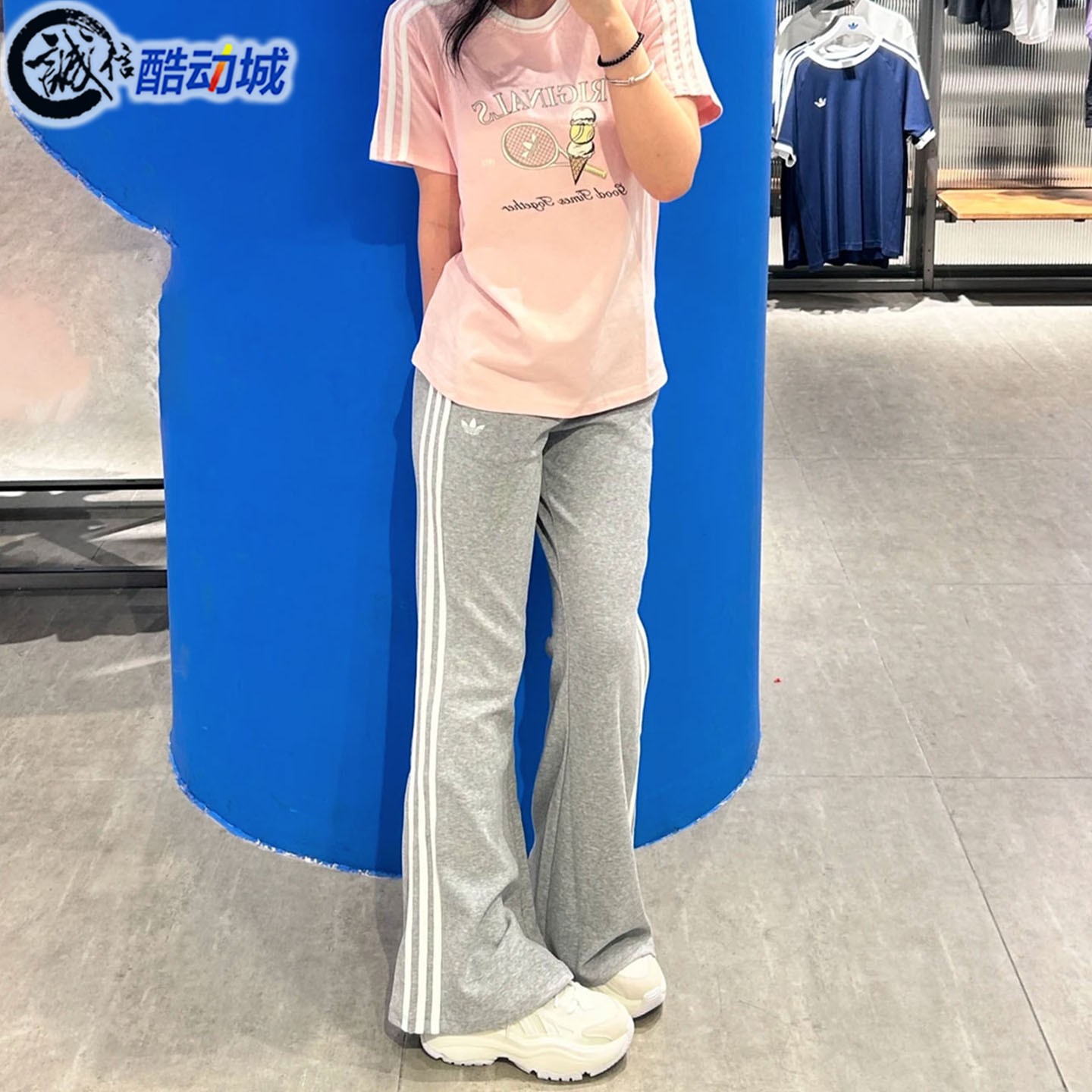 阿迪达斯三叶草女子微喇运动裤