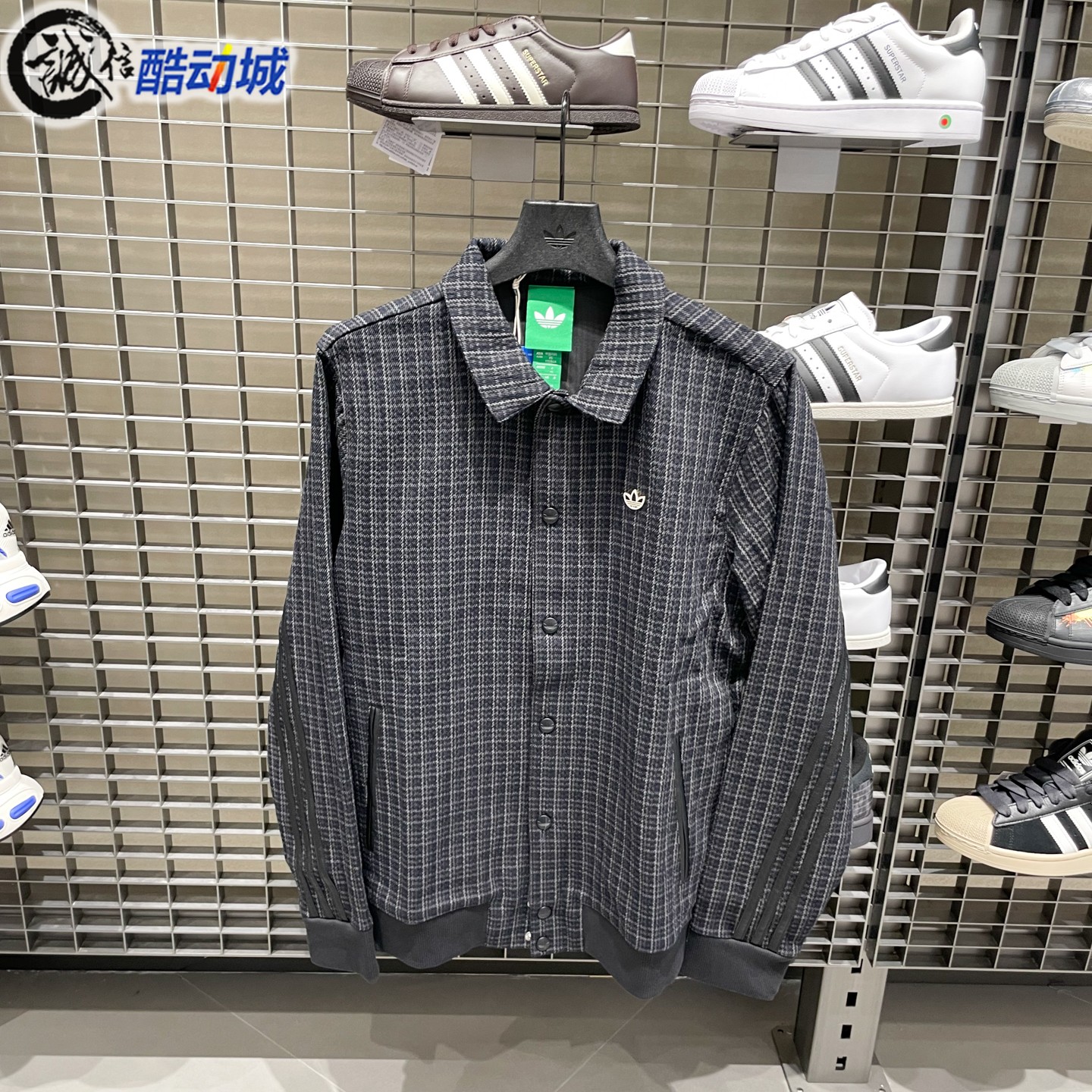 阿迪达斯三叶草男子2026年秋季经典三条纹休闲格子夹克外套KH4071