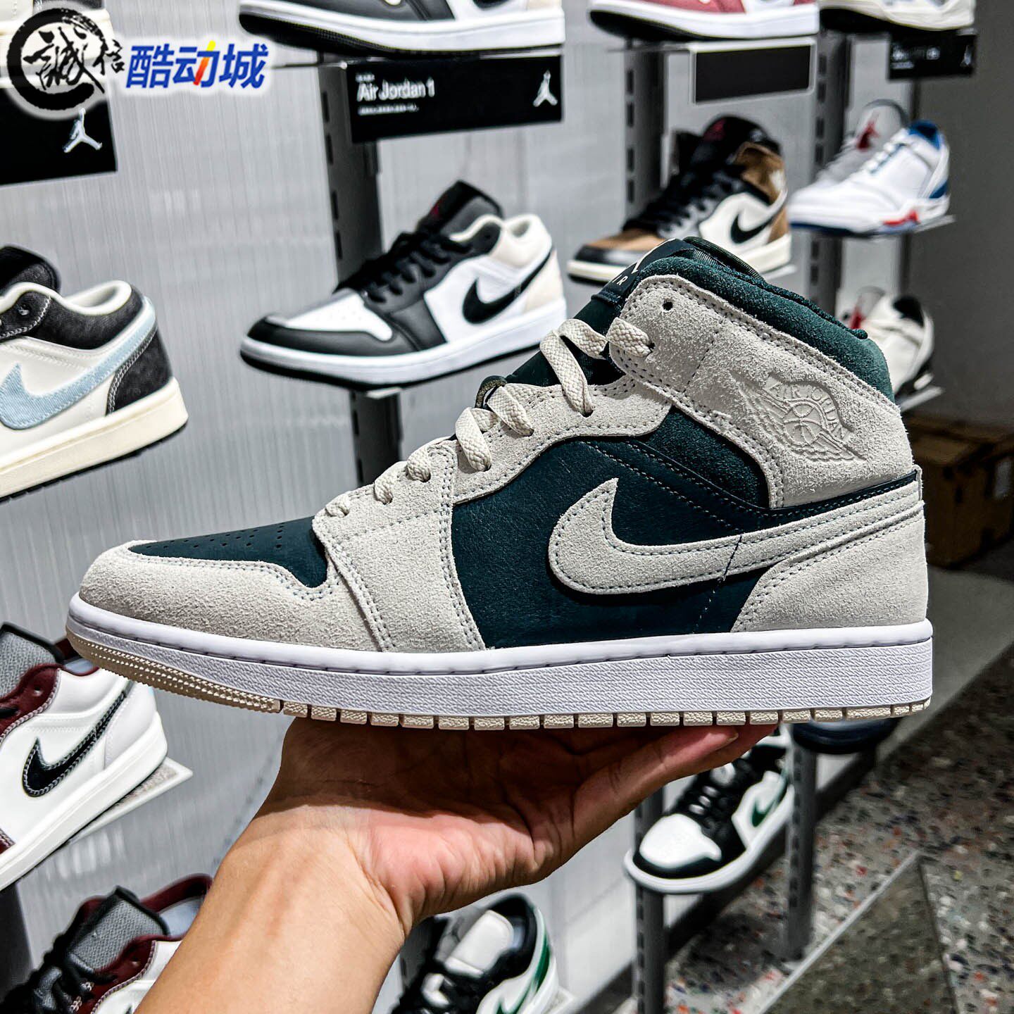 Nike耐克男子2026年冬新款AJ1经典百搭耐磨中帮篮球鞋 DQ8426-110