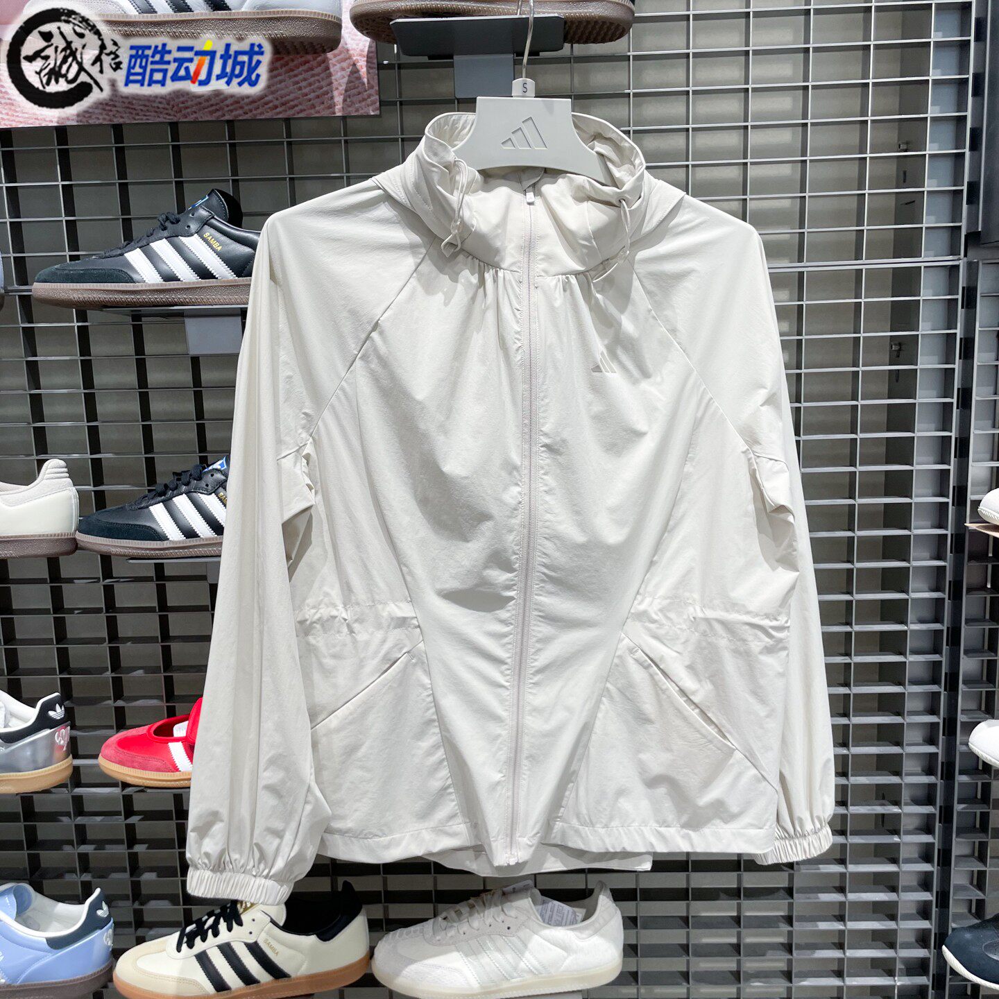 阿迪达斯三叶草女子2026夏季新款轻柔雅防晒连帽夹克薄外套KH2659