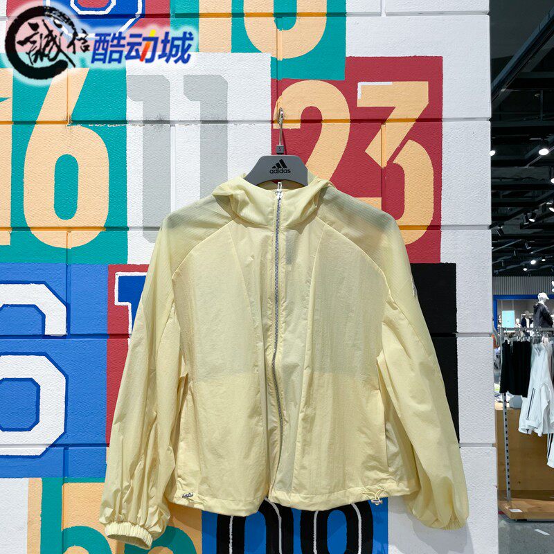 阿迪达斯吴艳妮同款轻肤感系列拒水防泼运动连帽轻风衣外套JZ1656