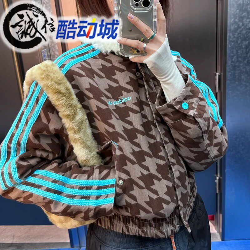 阿迪达斯三叶草女子2025冬新款保暖千鸟格百搭运动休闲棉服KA9732
