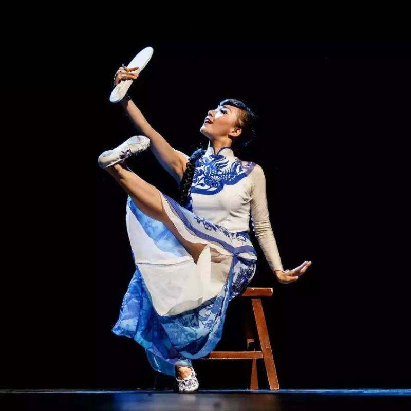 俊脸脸道具凳子演出服女扇子舞伞舞青花瓷表演服俊脸脸舞蹈服装鞋