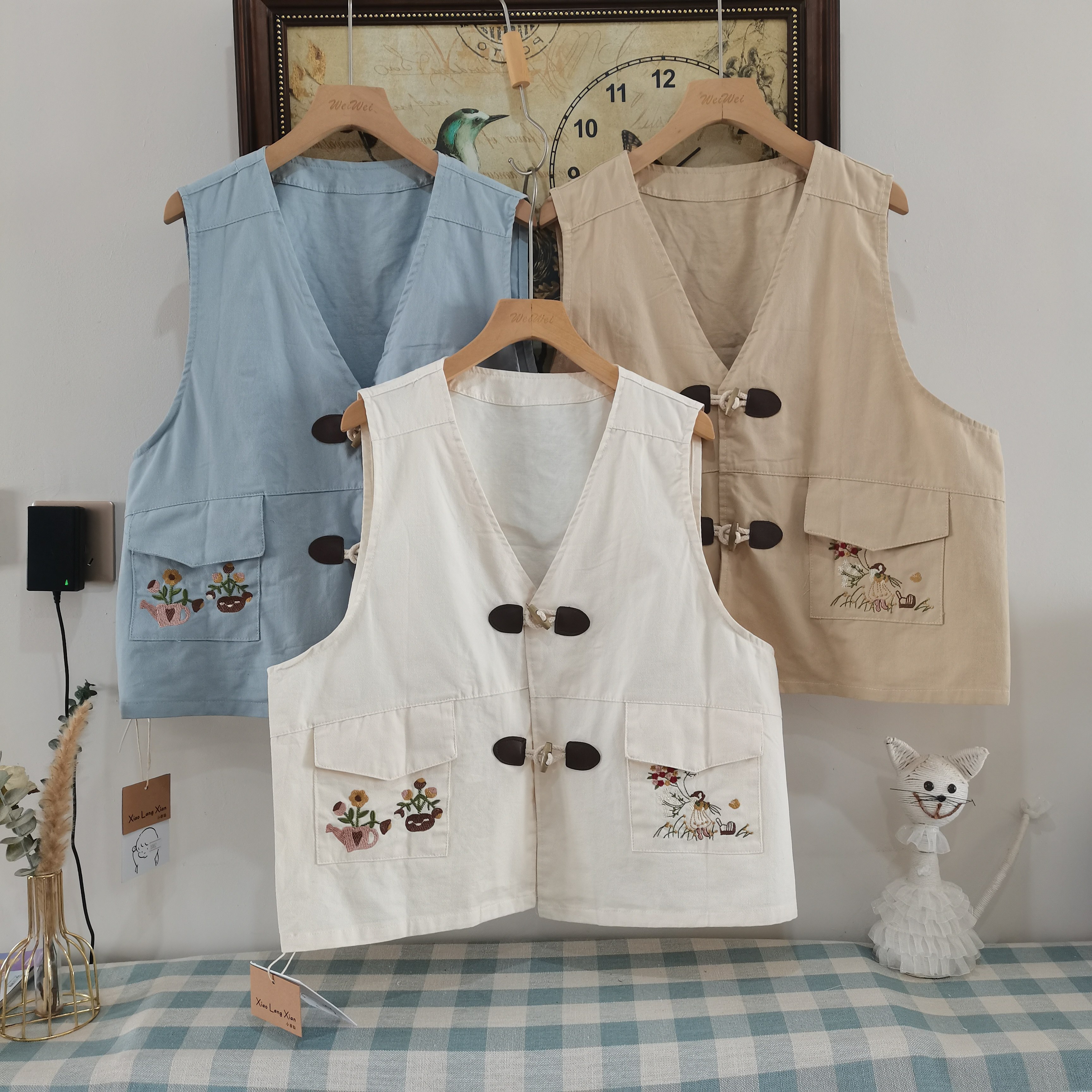 2026春新款森系绣花清新牛角扣背心女学院风宽松口袋百搭无袖马甲