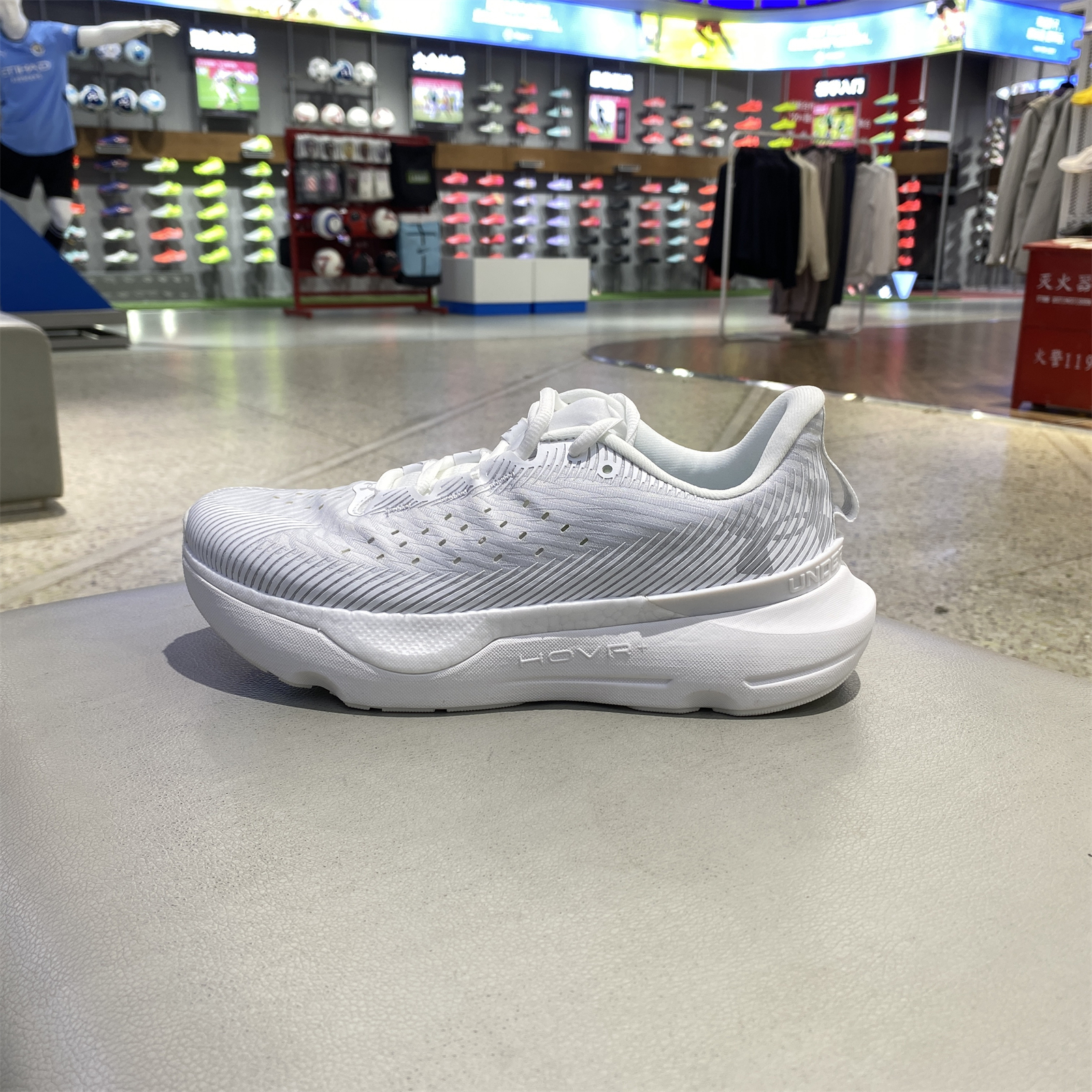 UA安德玛男子跑步鞋夏季轻便网面透气缓震运动休闲旅游鞋3027190