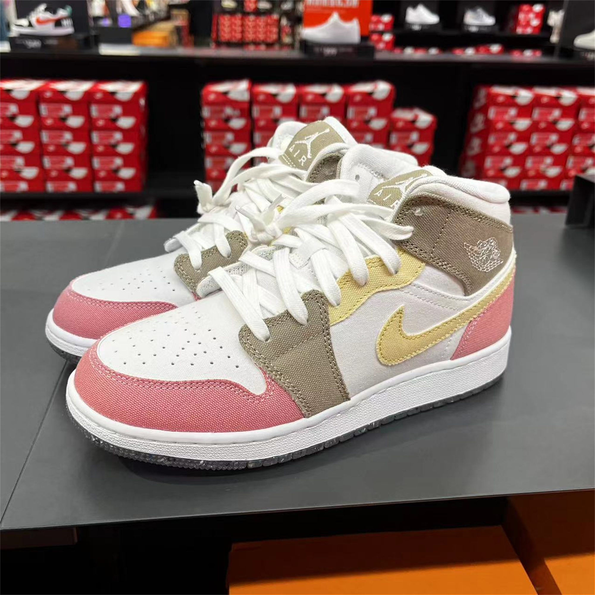 耐克/Nike女子AIR JORDAN 1 MID耐磨中帮运动休闲鞋DJ0338-100