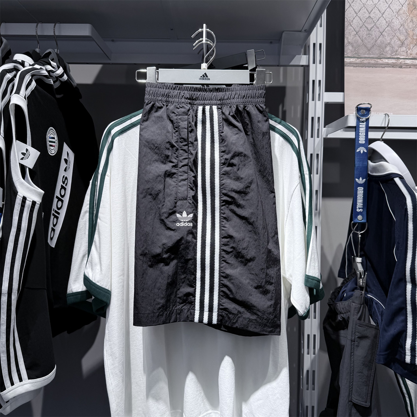 Adidas阿迪达斯三叶草男子三条纹短裤夏季足球风运动休闲裤KC0154