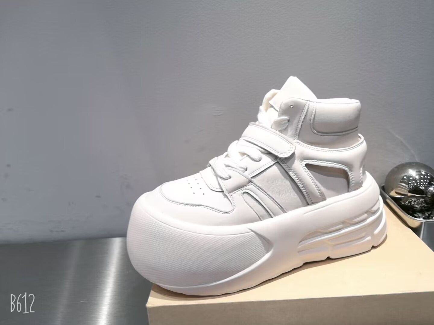 2025新款真皮女鞋小个子厚底增高小白鞋超轻面包鞋百搭运动休闲鞋