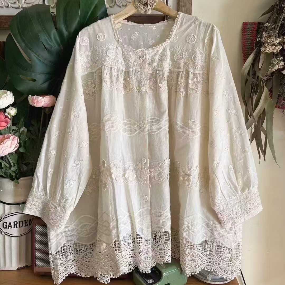 春装新款女装日系甜美圆领水溶花边拼接棉麻上衣宽松叠穿衬衫