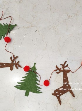 韩国ins黑色小众圣诞居家布置拍照商店装饰装扮拉花毛球松树彩旗