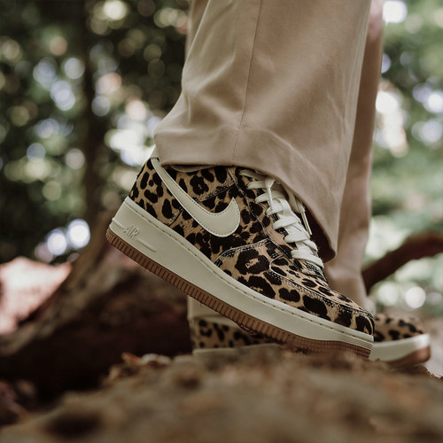 耐克棕黑色时尚舒适防滑耐磨