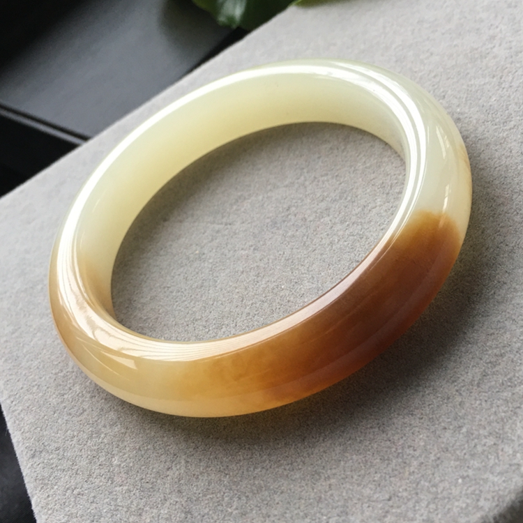 玉韵传说 精品和田玉且末料糖白玉手镯内径:56mm 带证书