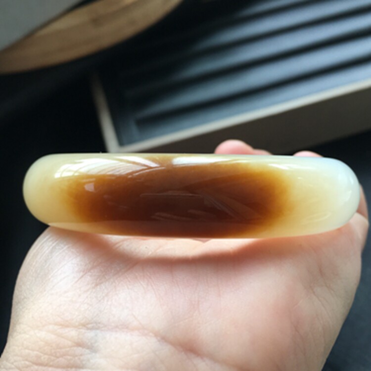 玉韵传说 精美和田玉糖白玉特色手镯玉镯子内径：56mm 带证书