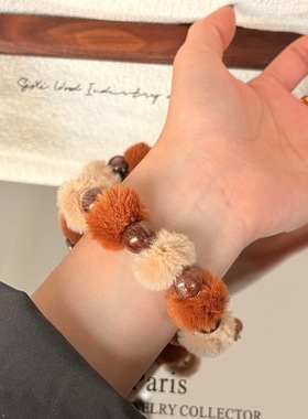 【栗子绒球】秋冬ins毛绒新款黑金超桃木葫芦手串毛球可爱设计感