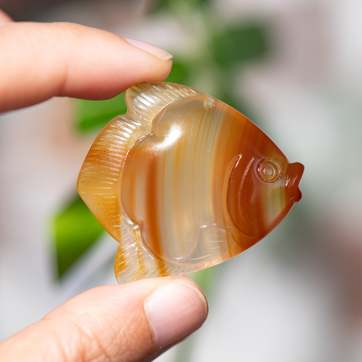 天然俏色玛瑙年年有鱼精雕吊坠