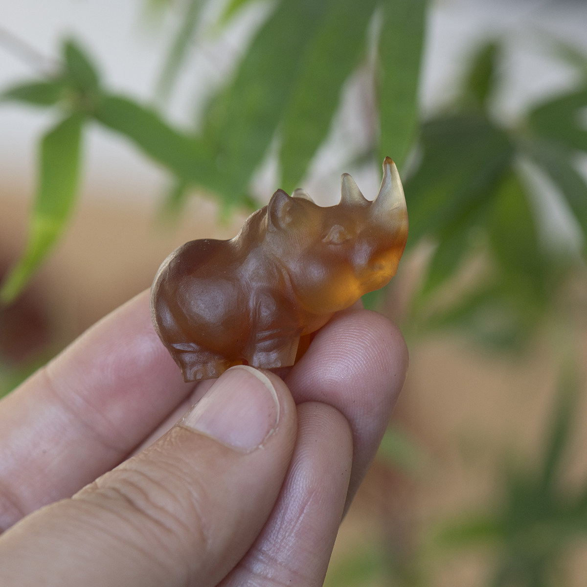 天然红玛瑙俏色犀牛茶宠车载摆件