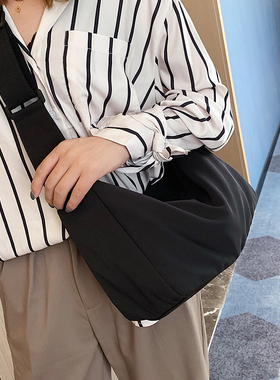 单肩包2023新款牛津布斜挎包ins韩国网红人款洋气纯黑色时尚潮包