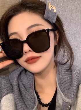 韩国墨镜网红开车大脸显瘦街拍