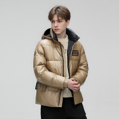 男连帽胸前亮钻图标羽绒服