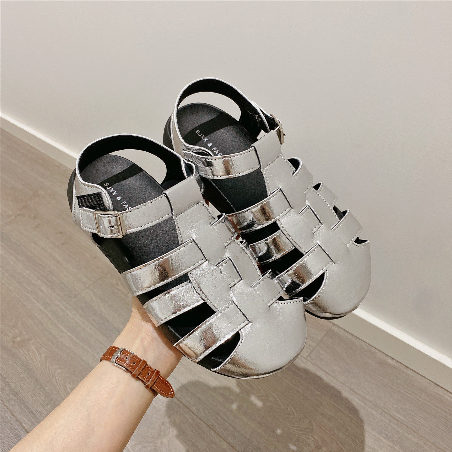 复古银色包头镂空搭扣平底凉鞋女夏2026新款韩版百搭透气罗马鞋女