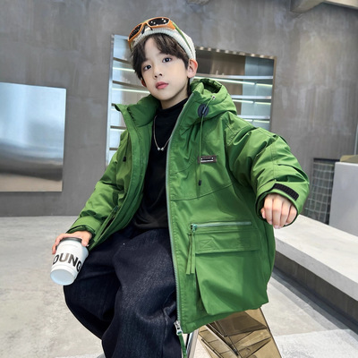 超帅气男童绿色工装羽绒服外套潮
