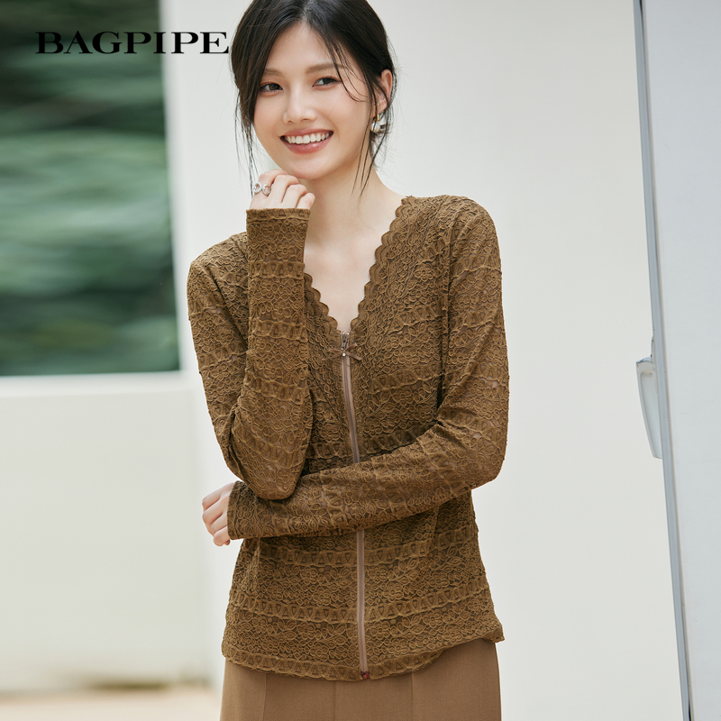 风笛2025春季新款法式内搭蕾丝花边V领亲肤宽松针织打底衫女上衣