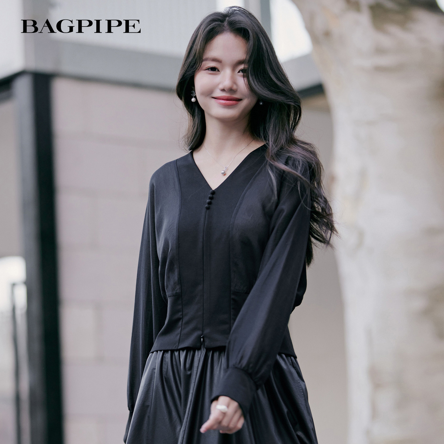 风笛2026秋季新款黑色缎面V领排扣长袖衬衫女短款气质通勤小上衣
