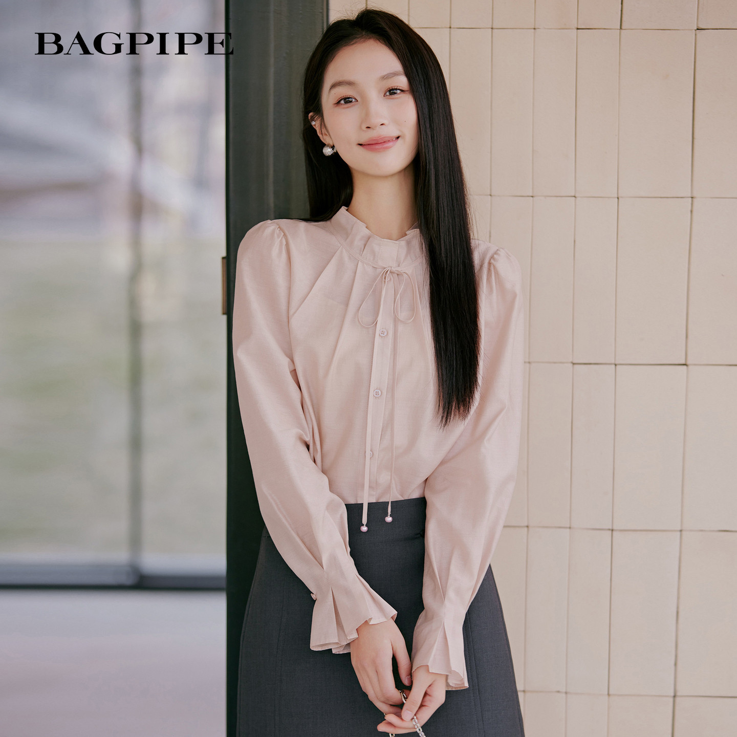 风笛2026秋季新款浅粉色木耳边系带衬衫女荷叶袖柔光通勤长袖上衣