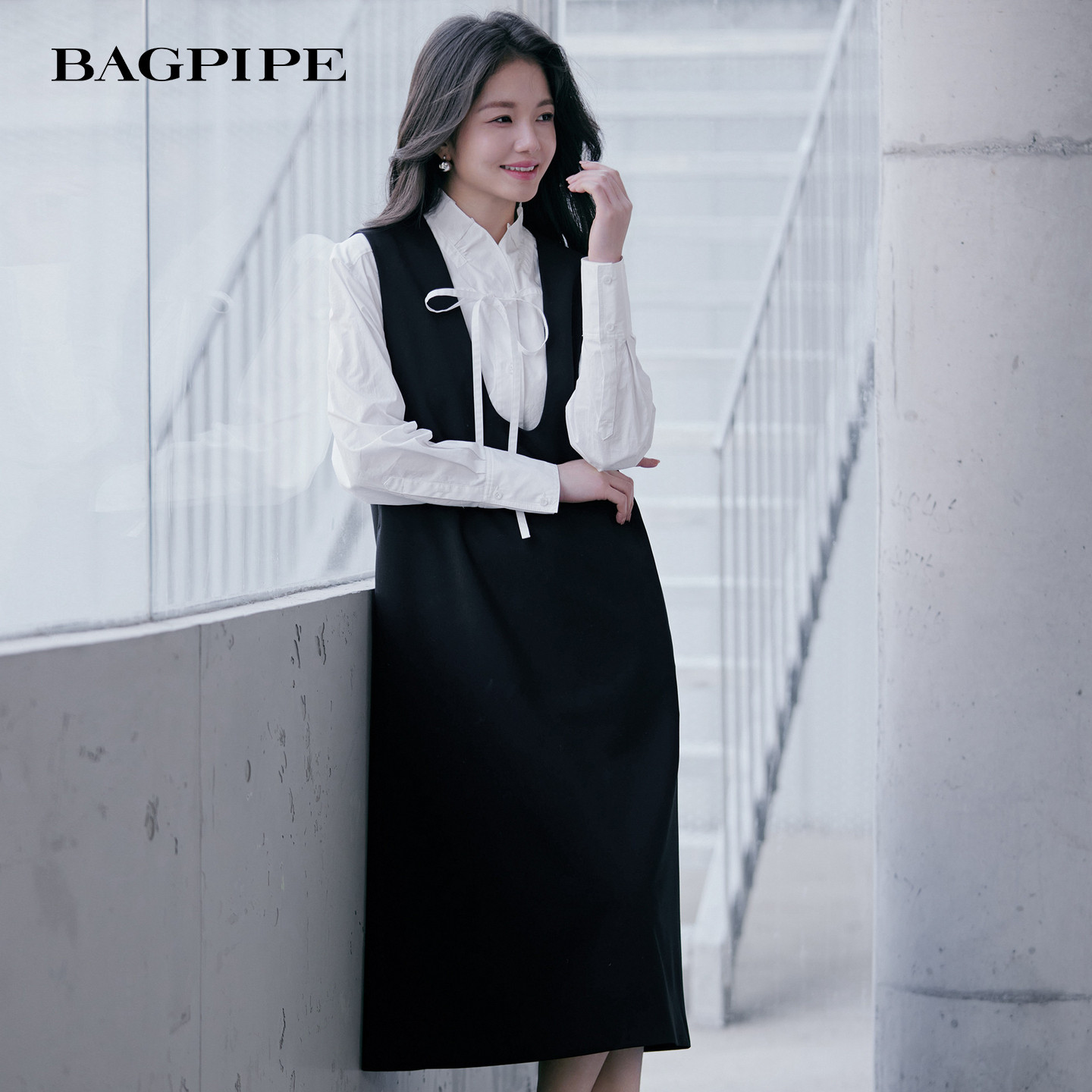 风笛2026秋季新款U领无袖背心连衣裙女直筒中长款通勤气质小黑裙