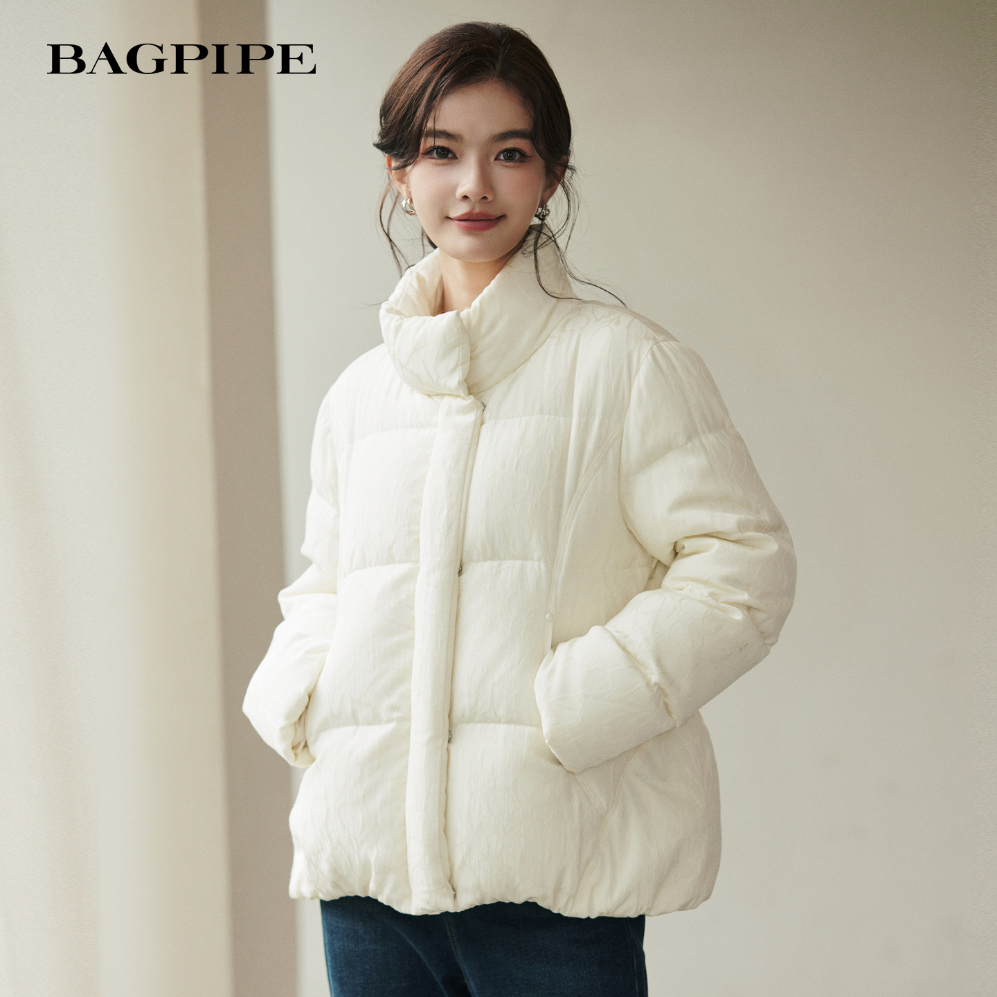 风笛2025冬季新款泡芙白鹅绒立领羽绒服时尚通勤宽松短款面包服