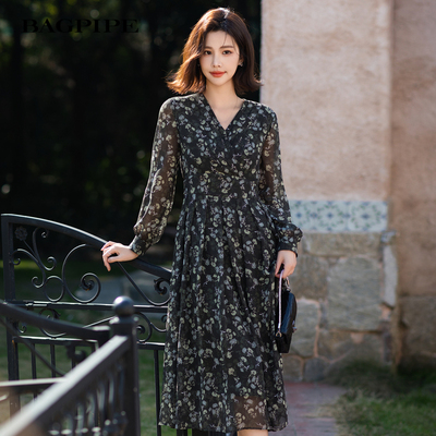 风笛2025秋季新款法式碎花长袖连衣裙女复古洋气减龄大码V领长裙