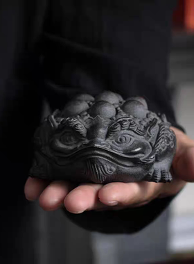 三足金蟾蜍乌金石头茶宠摆件精品可养手工功夫茶道具招财茶玩茶艺