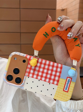 小众高级感橙色充棉手腕带适用iphone17手机壳苹果16promax新款13手拎17pro手提挂绳15promax几何拼接格纹14P