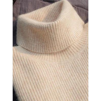 配羊毛大衣的高领毛衣女